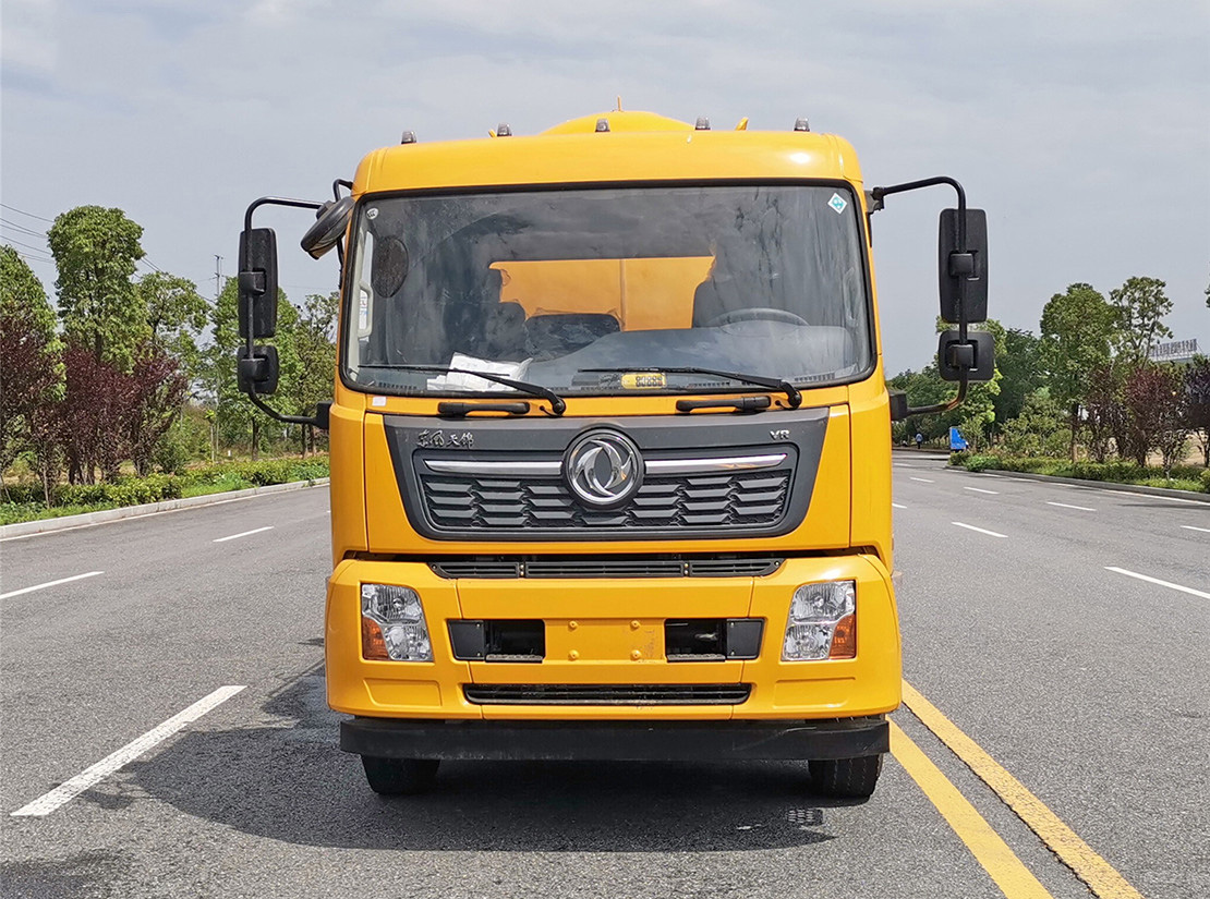 東風(fēng)天錦15方清洗吸污車（一體罐外觀）